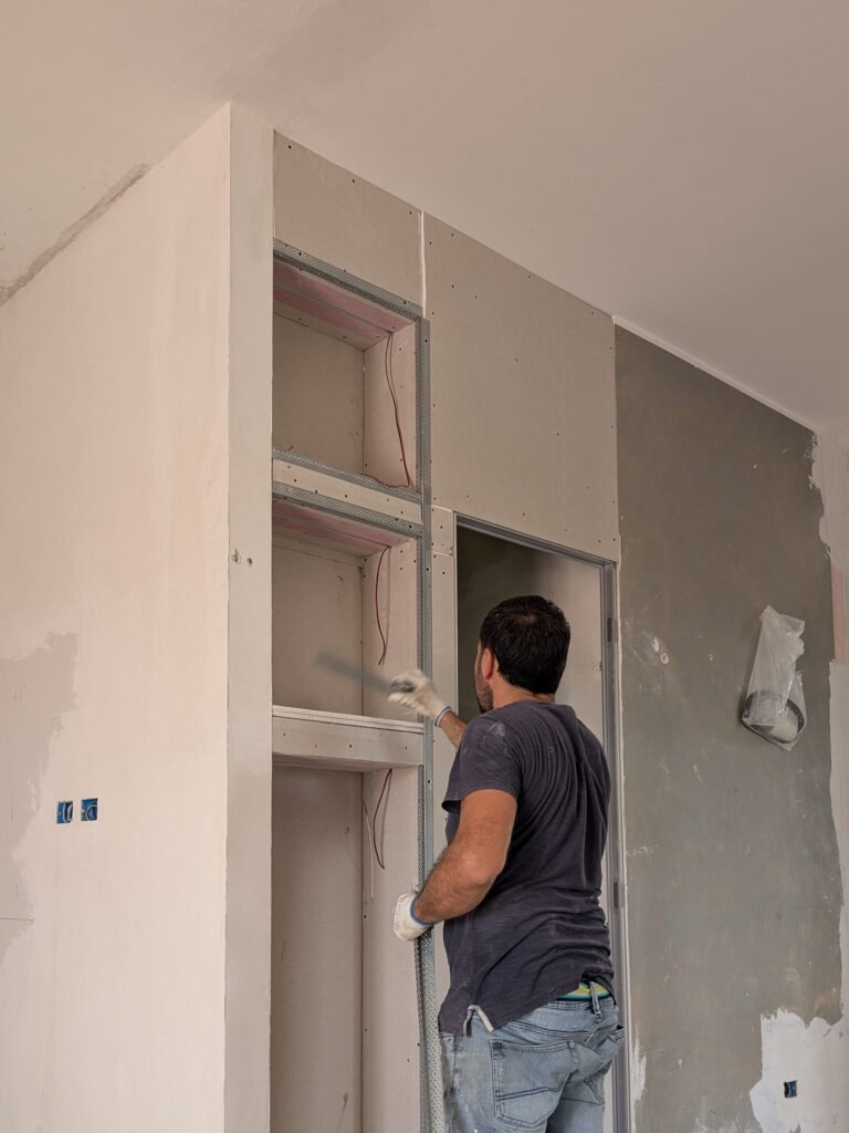 Cartongessista realizza una libreria su misura in cartongesso a partire dal progetto dell'architetto