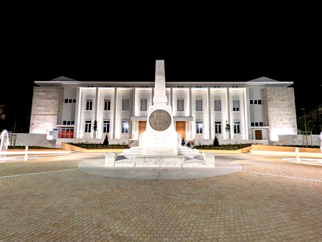 Piazza Alessandrini di notte a Pescara
