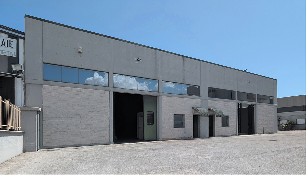 Stato di fatto del capannone del futuro Center Gomme a Montesilvano